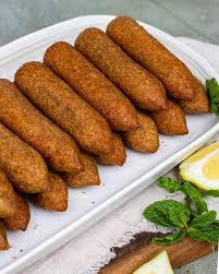 Piatto di Koupes cipriote tradizionali di bulgur, servite con spicchi di limone