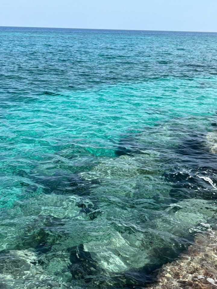 Mare turchese a Protaras, Cipro, con acqua cristallina.