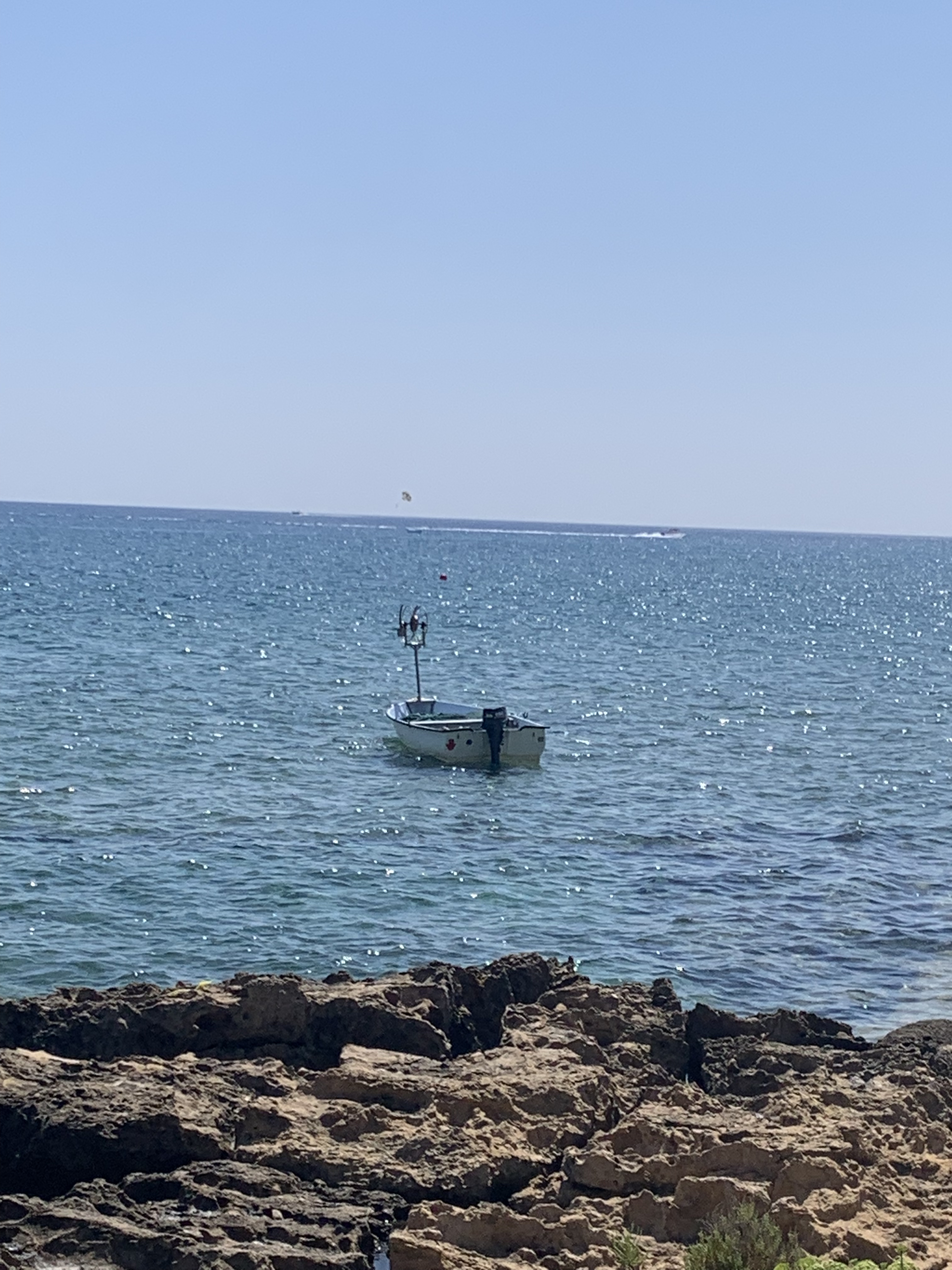 Mittelmeer bei Protaras, Zypern &ndash; ruhiges Meer mit kleinem Boot nahe der K&uuml;ste, herbstliche Stimmung und klares Wasser in der N&auml;he der LibraArte Villa, Ferienvilla in Protaras.